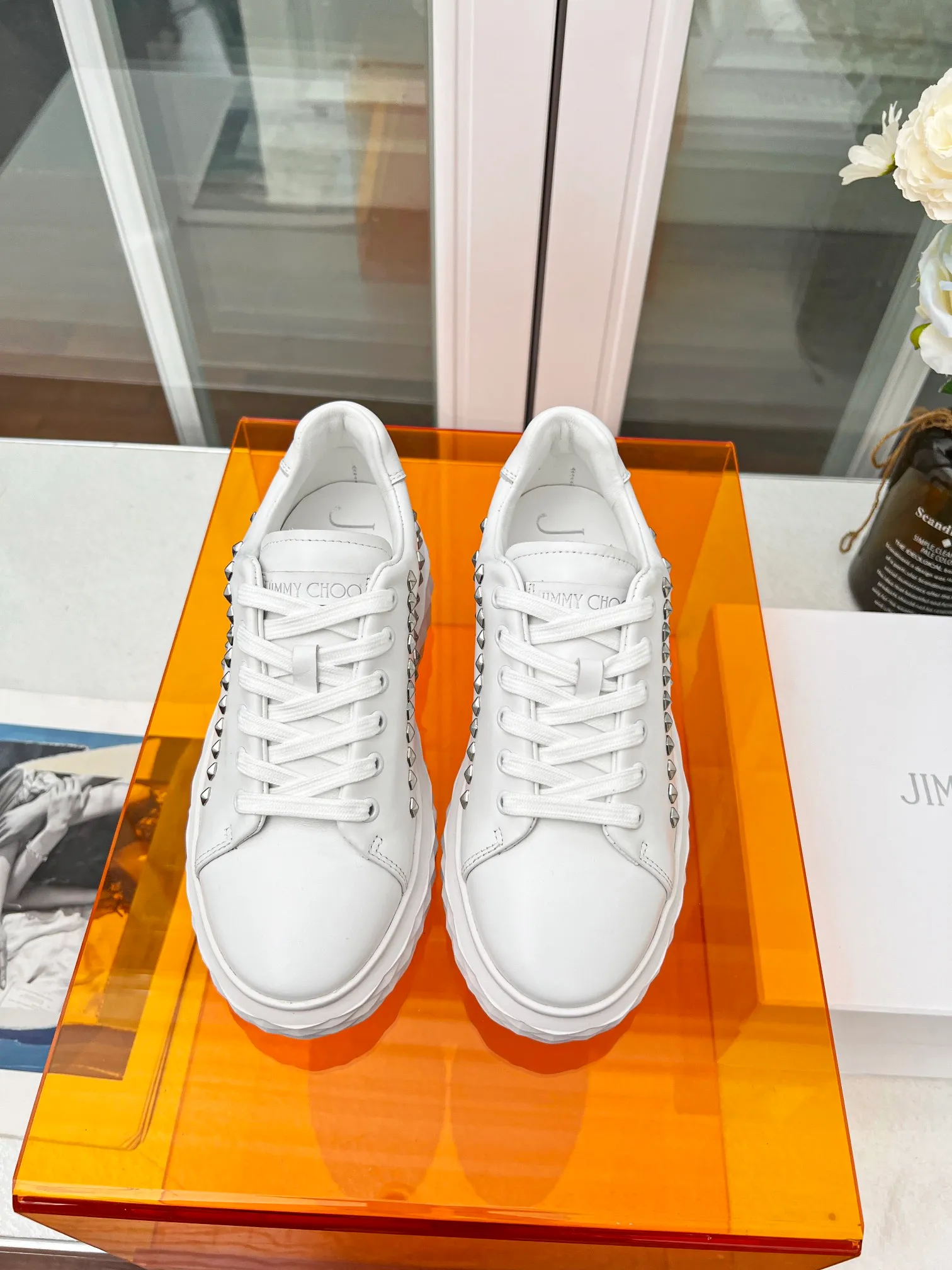 👟👟Ex-factory price 640👟👟 (rivet) Jimmy choo Jimmy Choo 2024 spring and summer Jc new Diamond A new series of sports shoes🔥The uppers are made of original imported cowhide with rivet embellishments🎵The soles are made of brand elements to prevent diamond multi-faceted cutting and have a full three-dimensional feel💥The gradually thinner and thicker soles are designed to make the shoes more comfortable on the feet without the slightest sense of oppression🌹A Diamond sneaker that is fashionable, comfortable, versatile and luxurious is worth owning🧚‍♀️ Fabric: Original imported top layer 🐂cowhide Inner lining: imported 🐑 sheepskin Foot: original injection molded 🐑 sheepskin Outsole: original glass glue combination bottom Size: 34-41 (custom-made size 34.41 is non-refundable)